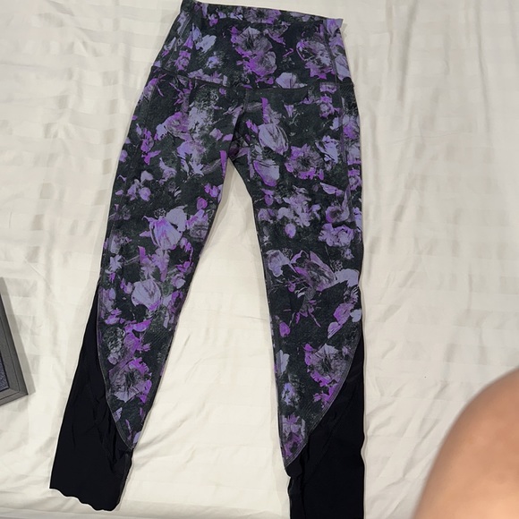 Lululemon wunderunder leggings 23” size 4 purple color laser cut, almost new - Picture 2 of 4